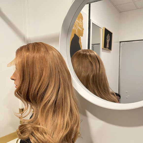 Custom blond color 18" closure wig - Picture 3 of 4